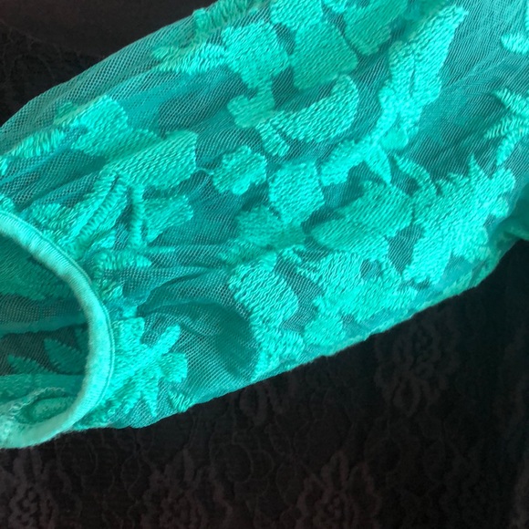 3 beautiful XL lace blouses- for the lace lover - Picture 6 of 7